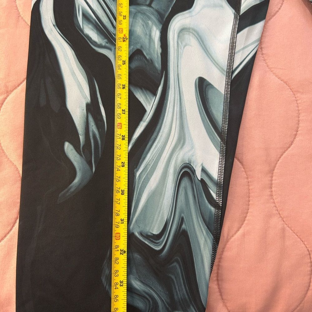 SPANX Black and White Leggings with Dynamic Pattern - Picture 8 of 8